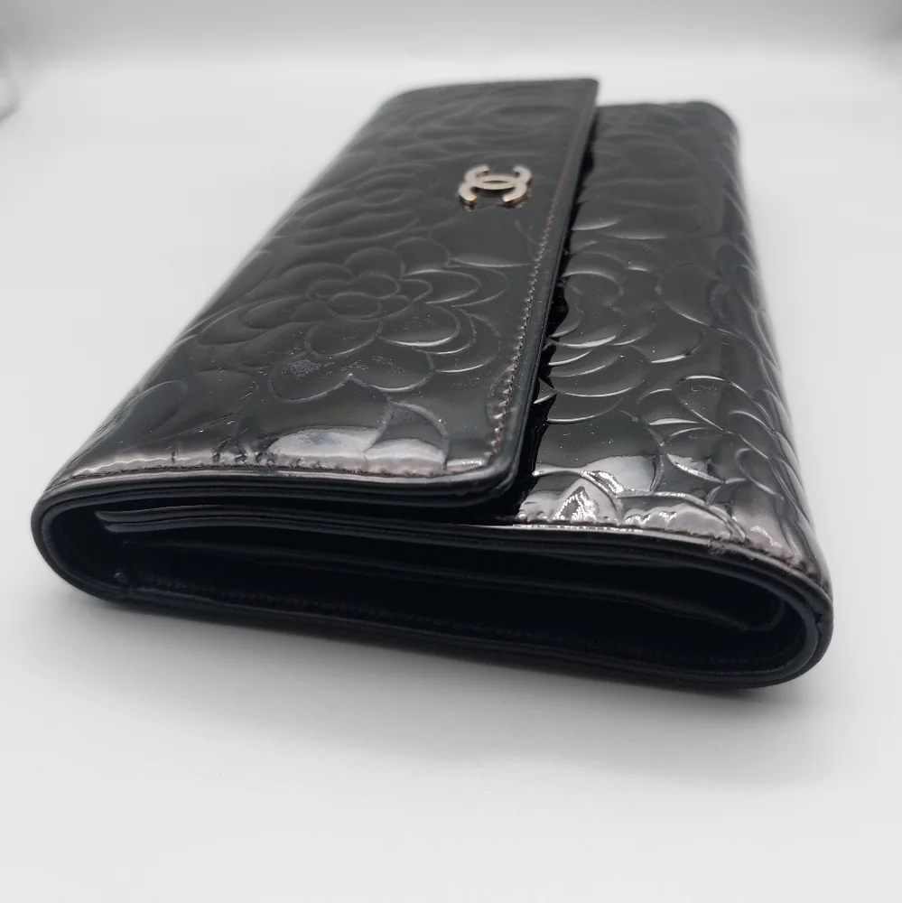 🖤CHANEL Black Camellia Patent Leather Clutch/Wallet🖤
